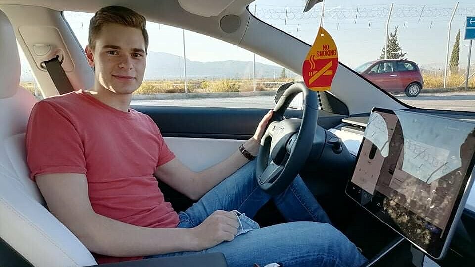 Thomas Wenzl, Masterstudent im Studiengang Elektromobilität und Energienetze, freute sich, sein Auslandspraktikum bei Tesla in Griechenland absolvieren zu dürfen.