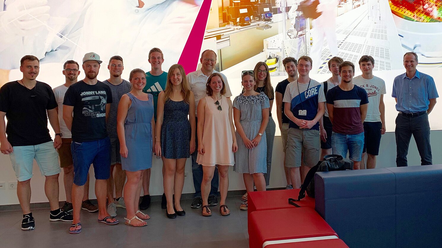 Zum Abschluss der Prüfungsphase im Sommersemester 2019 konnten Studierende der Fakultät Elektro- und Informationstechnik an der OTH Regensburg an einer Exkursion teilnehmen und mehr über den Halbleiter- und Softwareentwickler Broadcom in Regensburg erfahren. 