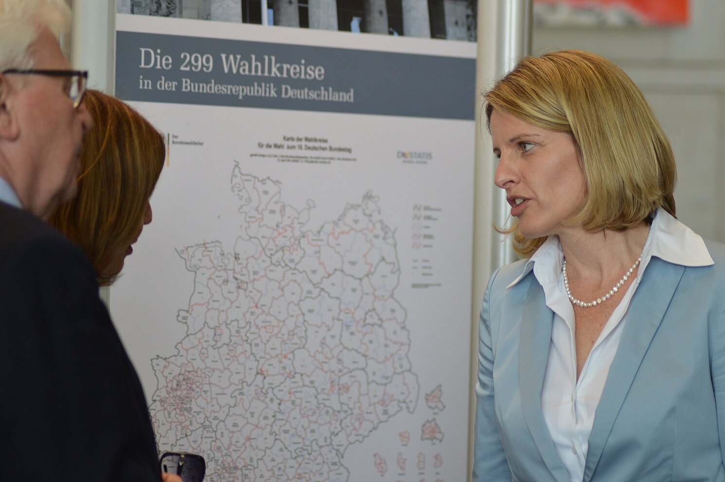 Prof. Dr. Heinrich Oberreuter und MdB Astrid Freudenstein in der Wanderausstellung. Prof. Dr. Heinrich Oberreuter und MdB Astrid Freudenstein in der Wanderausstellung.