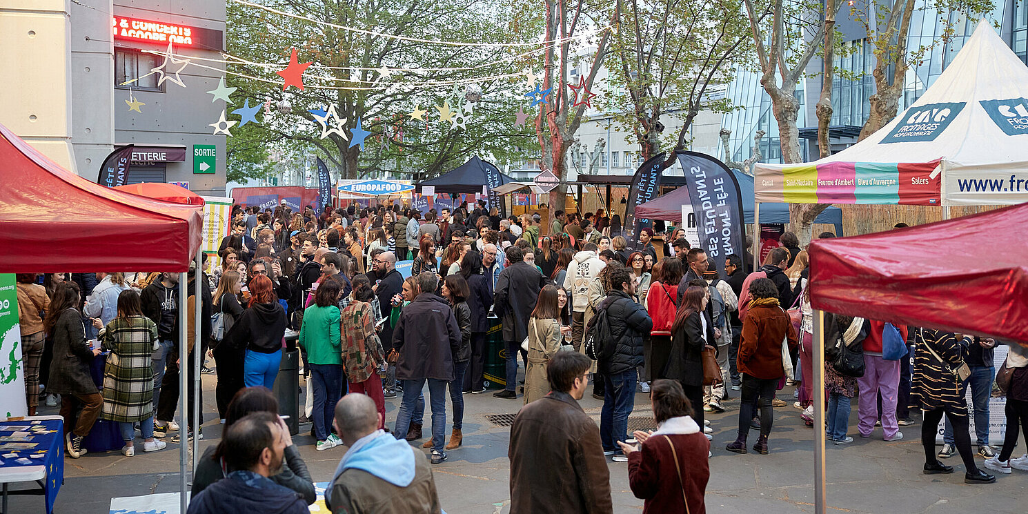 Auf dem Europafood-Campus vor dem Kulturzentrum Coopérative de Mai konnten sich alle mit Köstlichkeiten und Getränken aus den teilnehmenden Ländern stärken. Foto: Yann Cabello