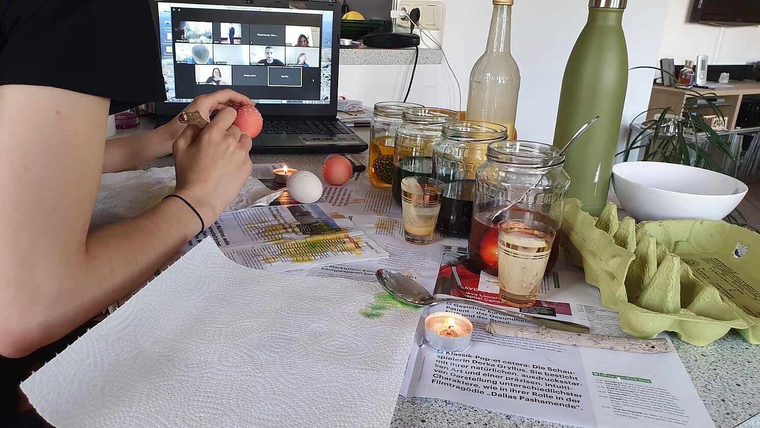 Gemeinsam mit den Austauschstudierenden bemalte eine Tutorin via Zoom Ostereier. / Together with the exchange students a tutor painted Easter eggs via Zoom.