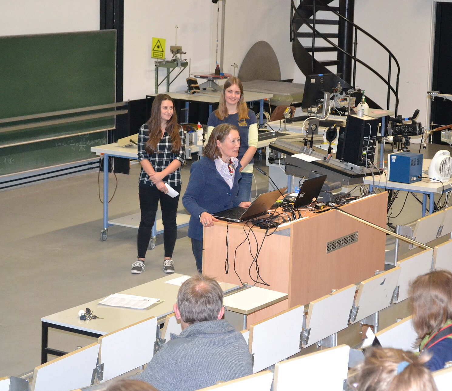 Die stellvertretende Frauenbeauftragte der Universität Regensburg, Dr. Esther Gajek, bei ihrem Grußwort zur Eröffnungsveranstaltung.