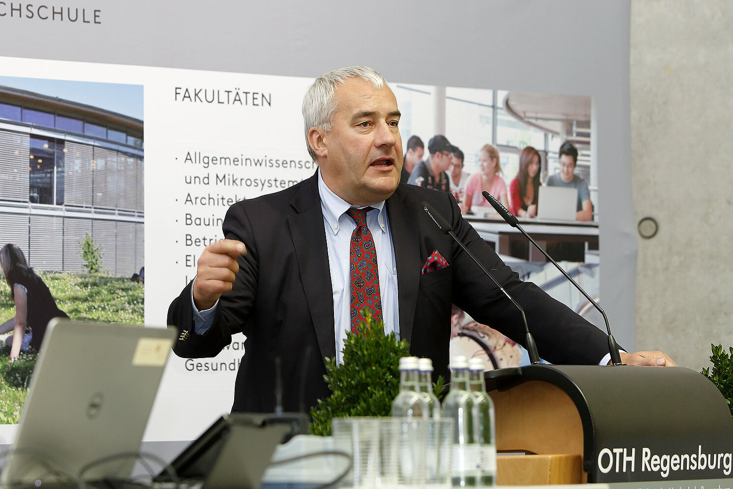 Die Investition in das Gebäude Haus der Technik ist eine „richtige“ Investition, so Dr. Ludwig Spaenle, MdL, Bayerischer Staatsminister für Bildung und Kultus, Wissenschaft und Kunst anlässlich der Einweihung des neuen Gebäudes der OTH Regensburg.