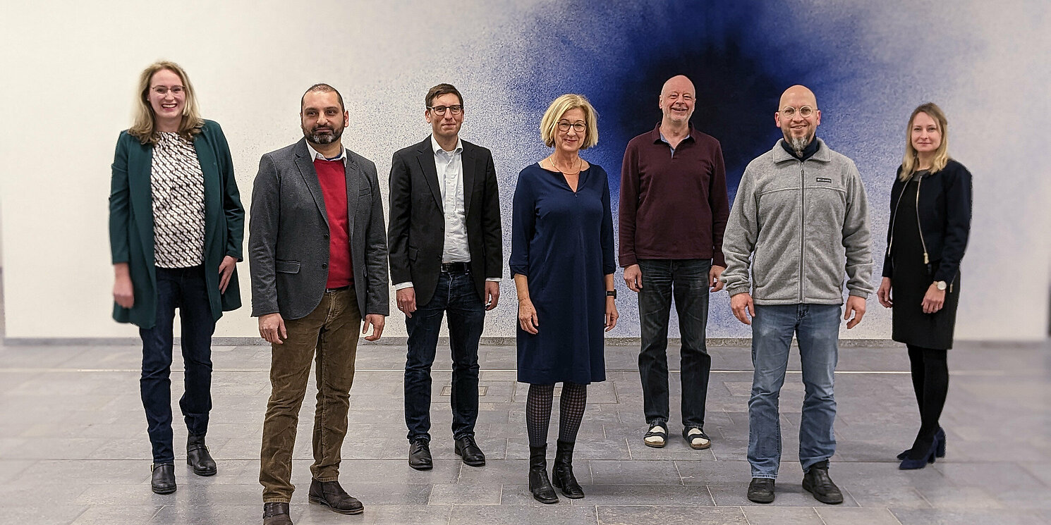 Sie übernehmen die ersten Lehrinnovationsprofessuren an der OTH Regensburg (v.li.): Prof. Dr. Ulrike Plach, Prof. Dr. Max Singh, Prof. Dr. Markus Heckner, Prof. Dr. Barbara Seidenstücker, Prof. Dr. Martin Pohl, Prof. Dr. Heiko Unold und Prof. Dr. Julia Hartmann. Es fehlt Prof. Dr. Irmgard Schroll-Decker. Foto: OTH Regensburg/Torsten Pajonk