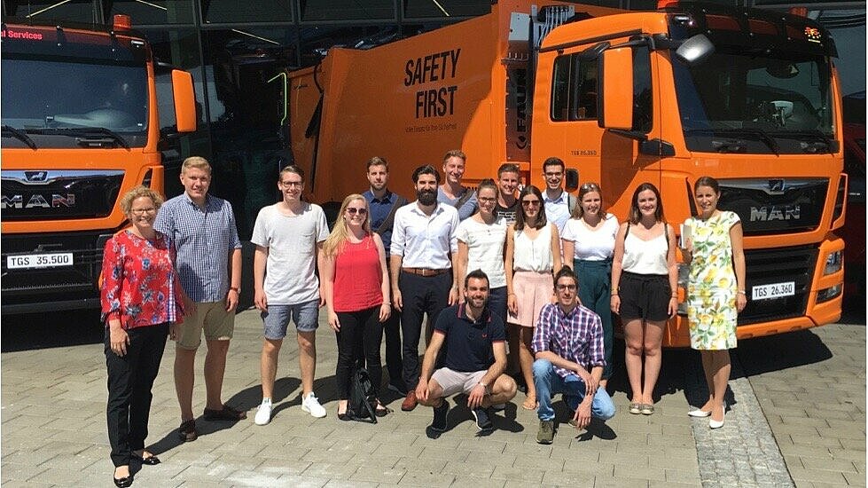 Studierende der Betriebswirtschaft mit Dr. Inga vom Holtz (rechts im Bild) von der MAN Truck & Bus AG und Prof. Dr. Sabine Jaritz (links im Bild) vor dem MAN Truck Center.