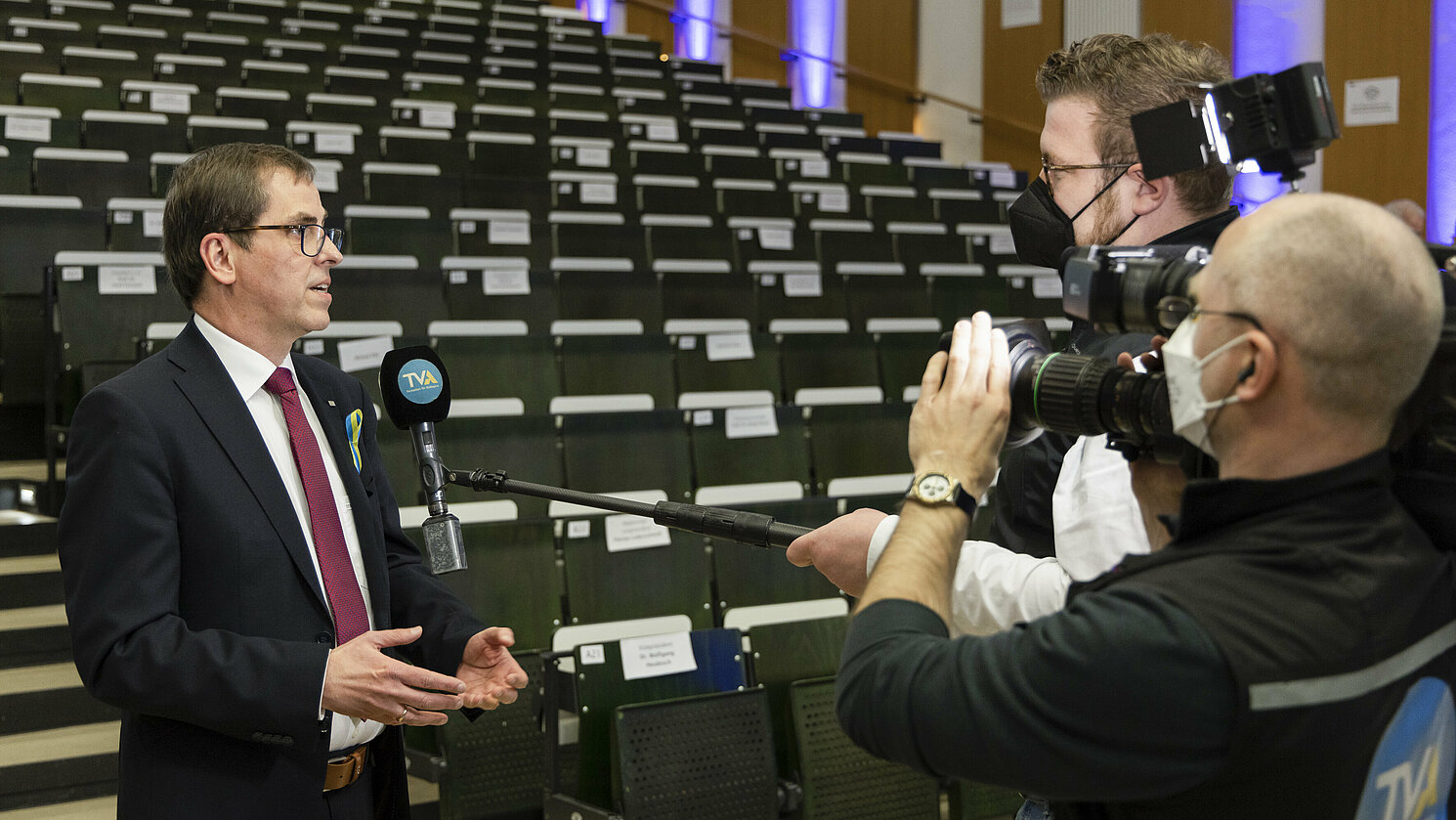 Begehrter Interviewpartner: Der neue Präsident der OTH Regensburg, Prof. Dr. Ralph Schneider. Fotos: OTH Regensburg/Florian Hammerich
