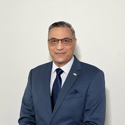 Portrait eines Professors der Fakultät Maschinenbau vor weißem Hintergrund