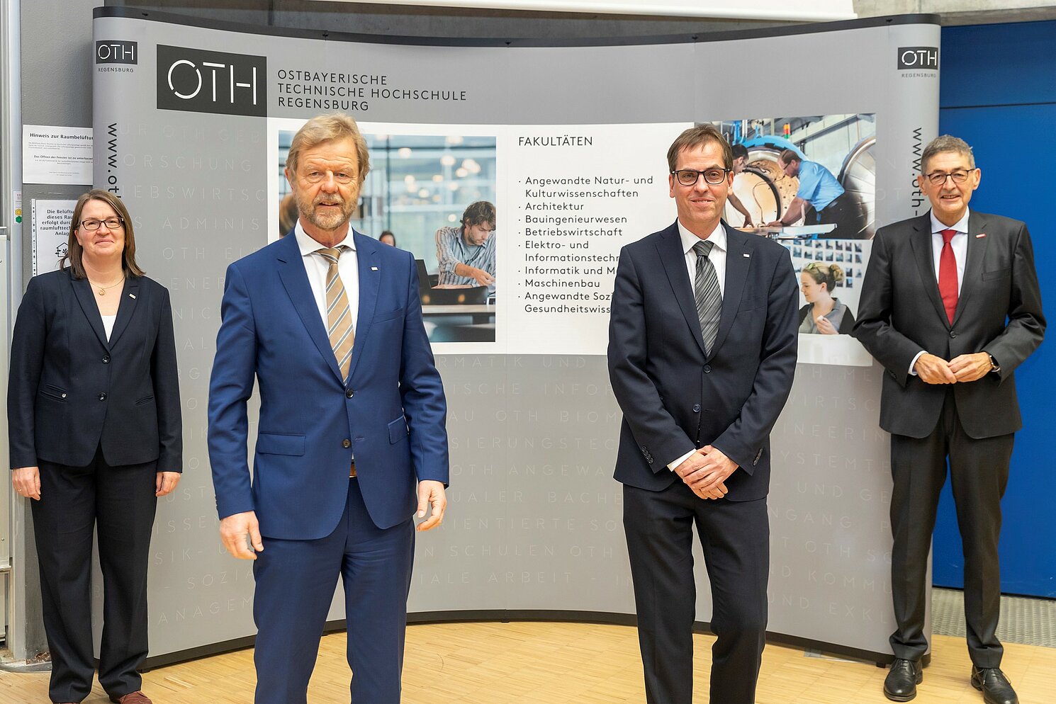 Prof. Dr. Wolfgang Baier, amtierender Präsident der OTH Regensburg (2.v.l.), mit dem neu gewählten Präsidenten Prof. Dr. Ralph Schneider (2.v.r) sowie dem Hochschulratsvorsitzenden Dr. Georg Haber (rechts) und der Senatsvorsitzenden Prof. Dr. Birgit Rösel (links).