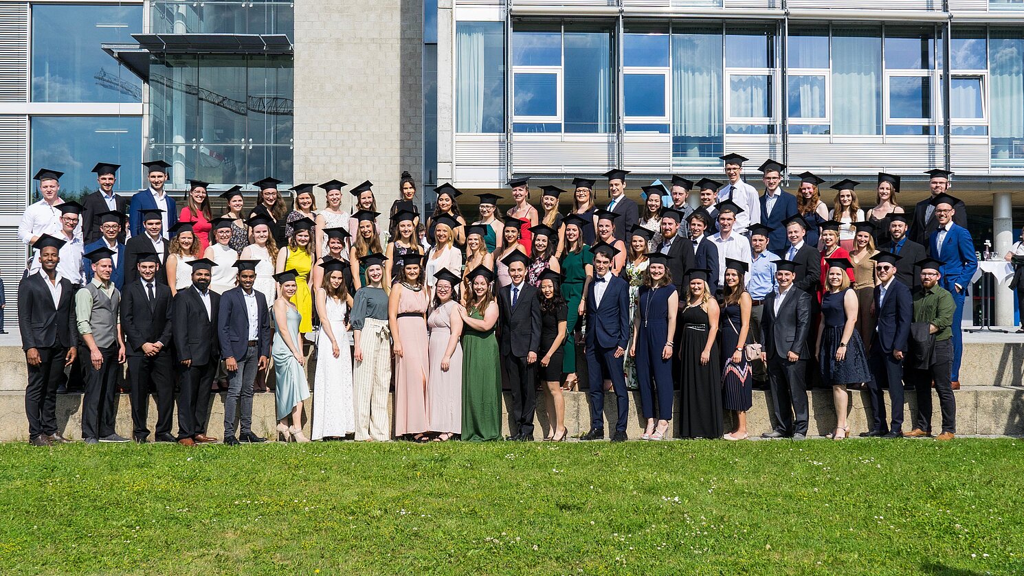 Die glücklichen Absolvierenden der Fakultät Allgemeinwissenschaften und Mikrosystemtechnik der OTH Regensburg im Sommersemester 2019. 