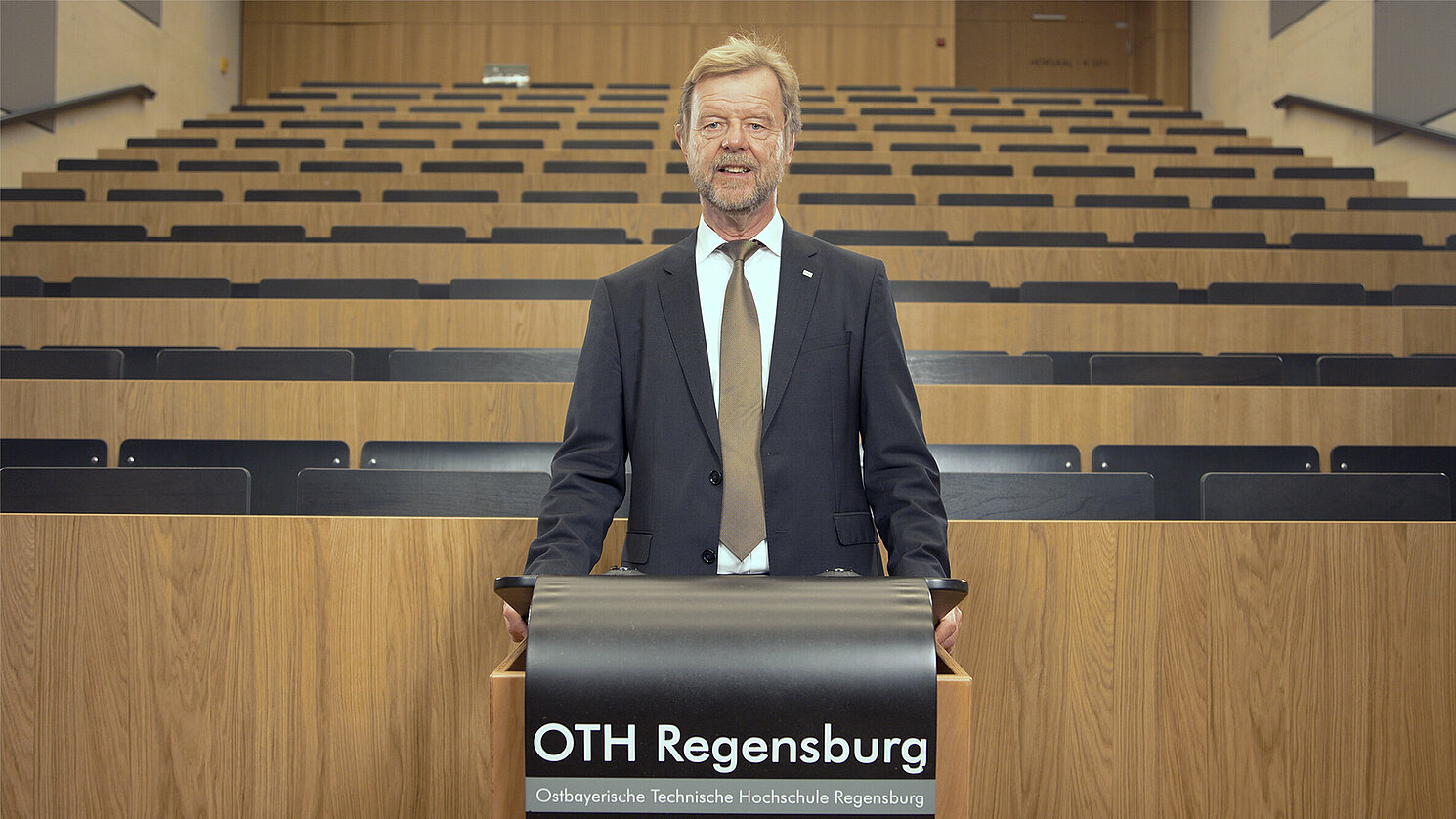 Prof. Dr. Wolfgang Baier, Präsident der OTH Regensburg, blickt beim digitalen Dies academicus per Videobotschaft auf das Jahr 2020 zurück.