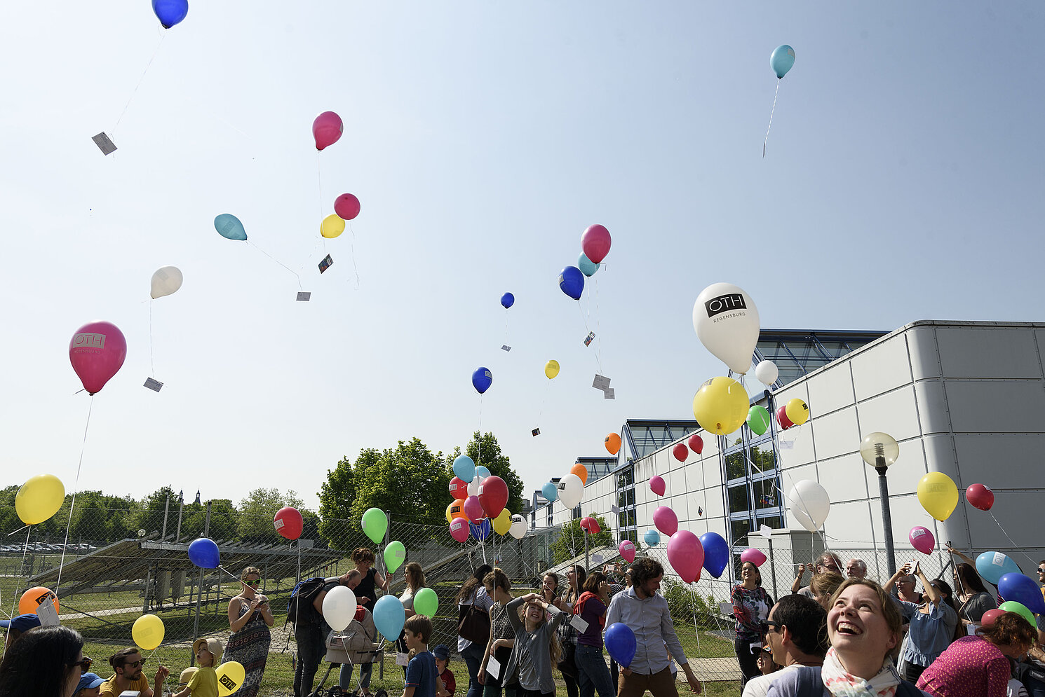 Rund 200 Luftballons ließen die Gäste beim Familienfest der OTH Regensburg steigen. Foto: Paul Dittmann