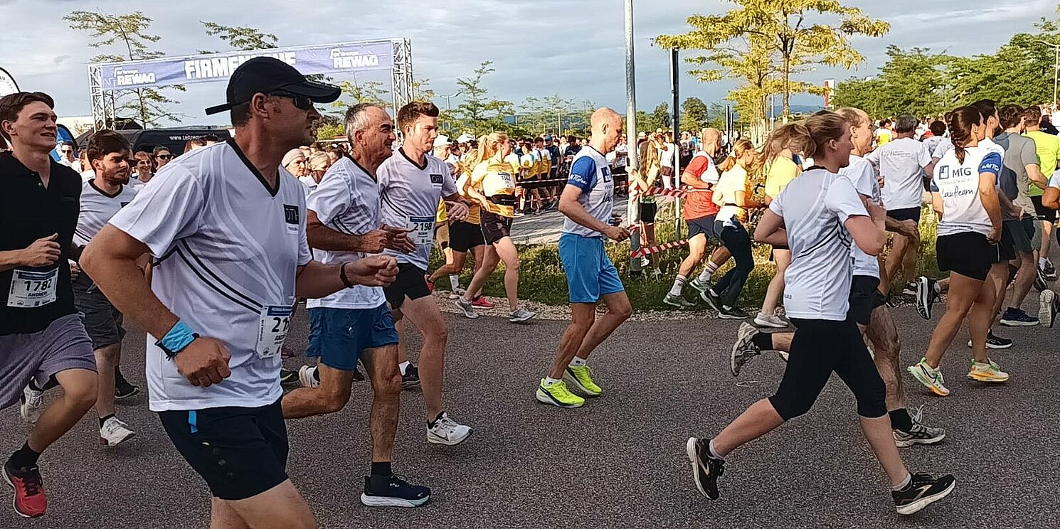 Personen bei einem Stadtlauf.