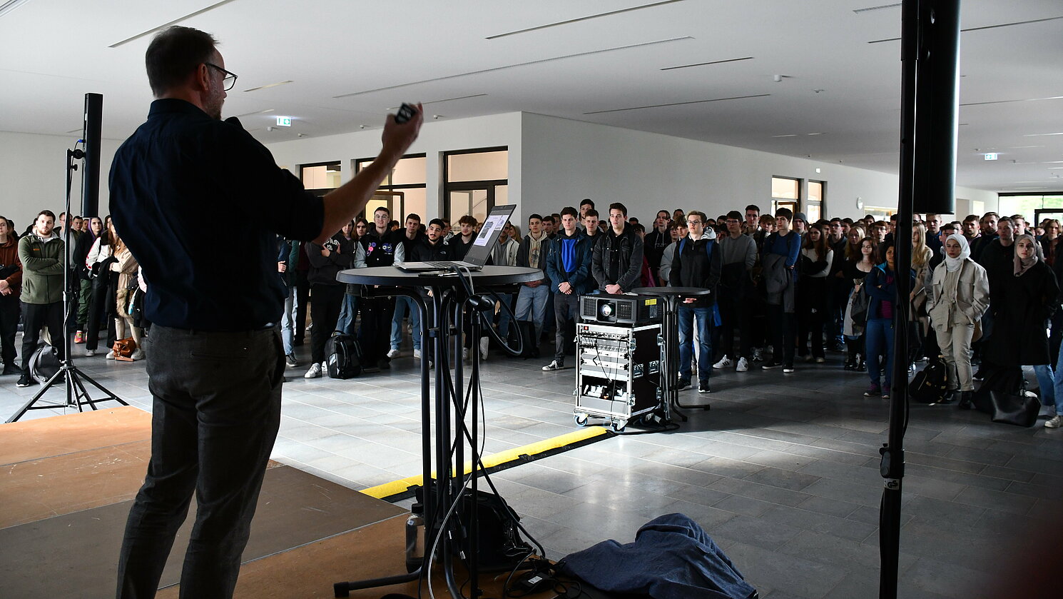 Dichtes Gedränge an der Fakultät Informatik und Mathematik: Vizepräsident Prof. Dr. Christoph Skornia begrüßte allein dort mehr als 450 Studienanfängerinnen und -anfänger. Foto: OTH Regensburg/Michael Hitzek