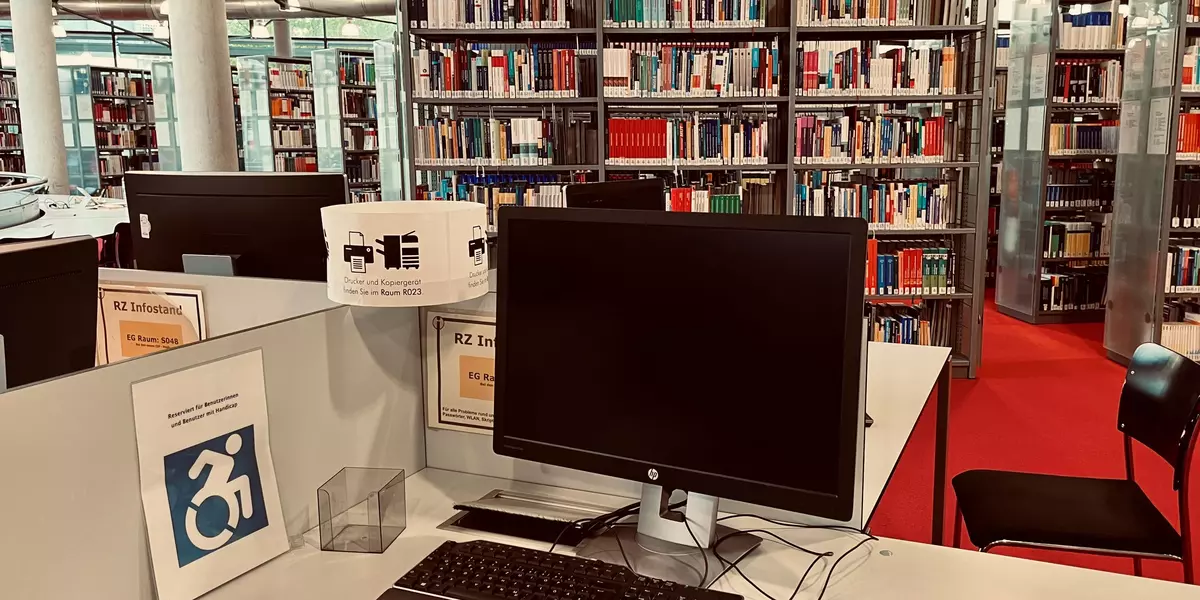 Bildschirmarbeitsplatz für beeinträchtigte Studierende in der Bibliothek.