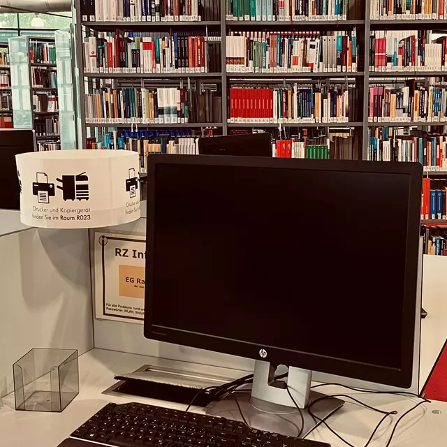 Bildschirmarbeitsplatz für beeinträchtigte Studierende in der Bibliothek.