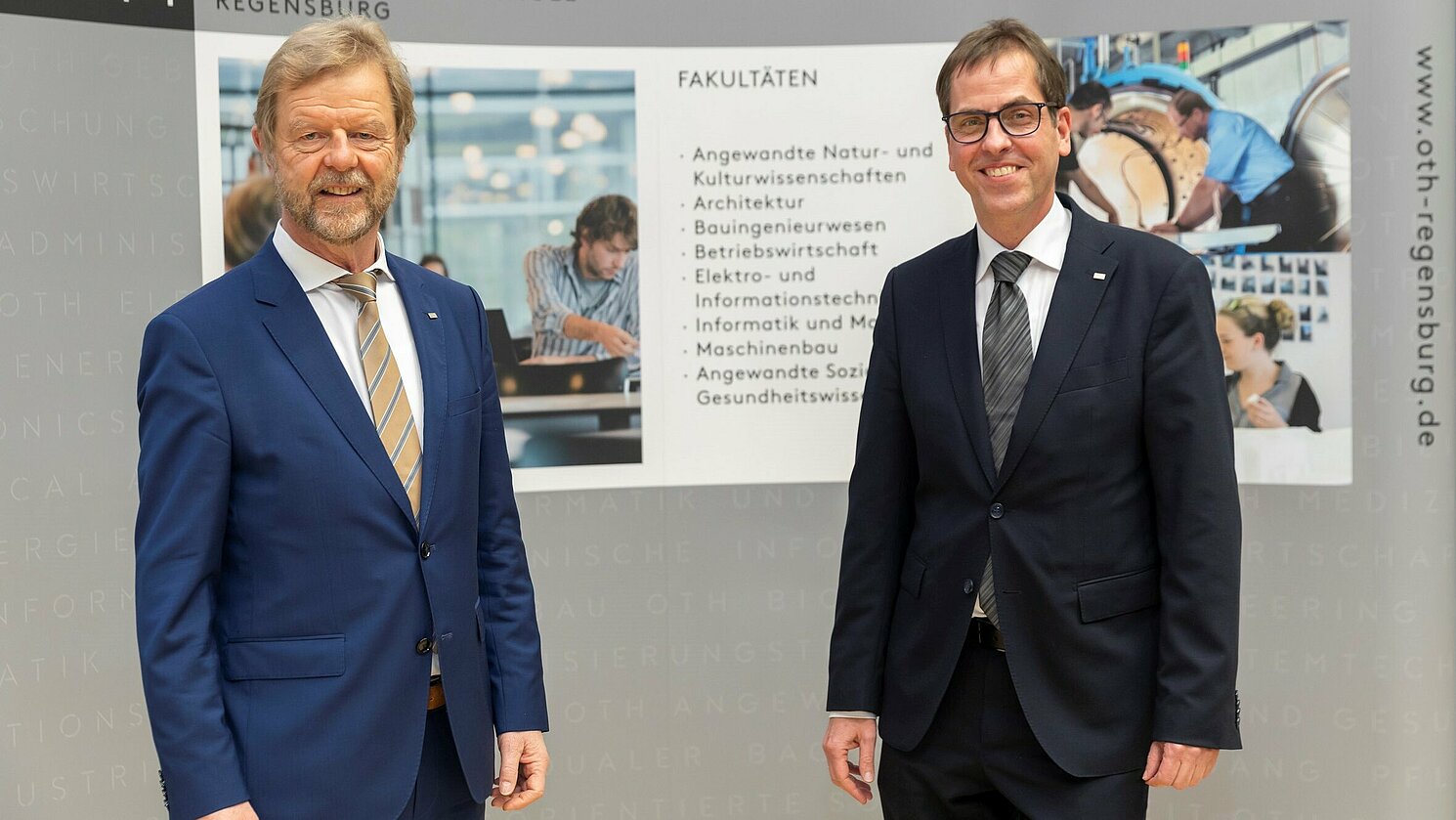 Prof. Dr. Wolfgang Baier, Präsident der OTH Regensburg (links), gratuliert seinem Nachfolger im Amt, Prof. Dr. Ralph Schneider (rechts).