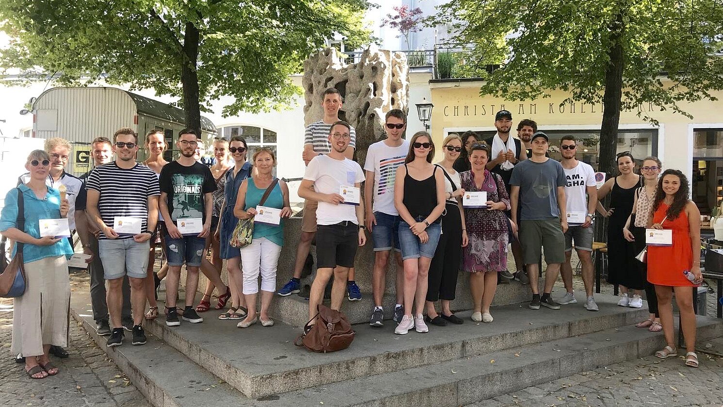 Bei der Schnitzeljagd durch die Altstadt von Regensburg im Juni 2019 lernen sich Deutschlandstipendiatinnen und -stipendiaten der OTH Regensburg sowie Förderinnen und Förderer besser kennen.