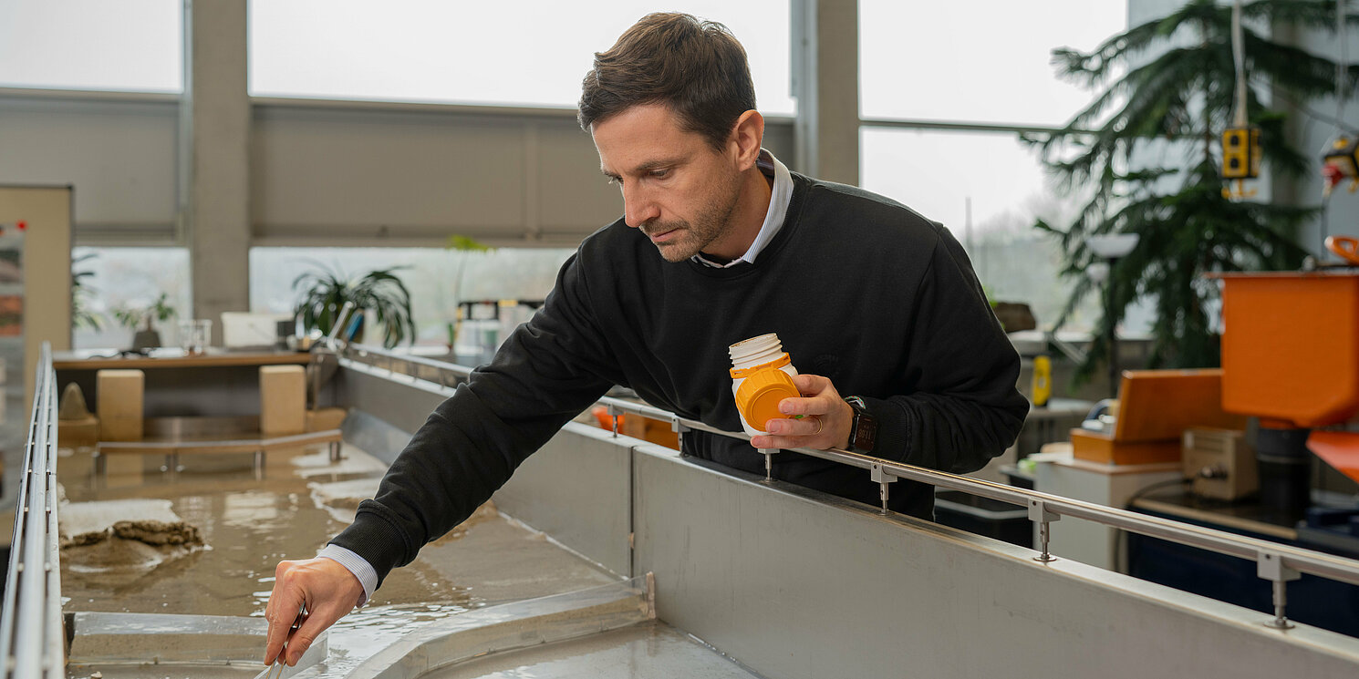 Ein Professor in einem Wasserlabor