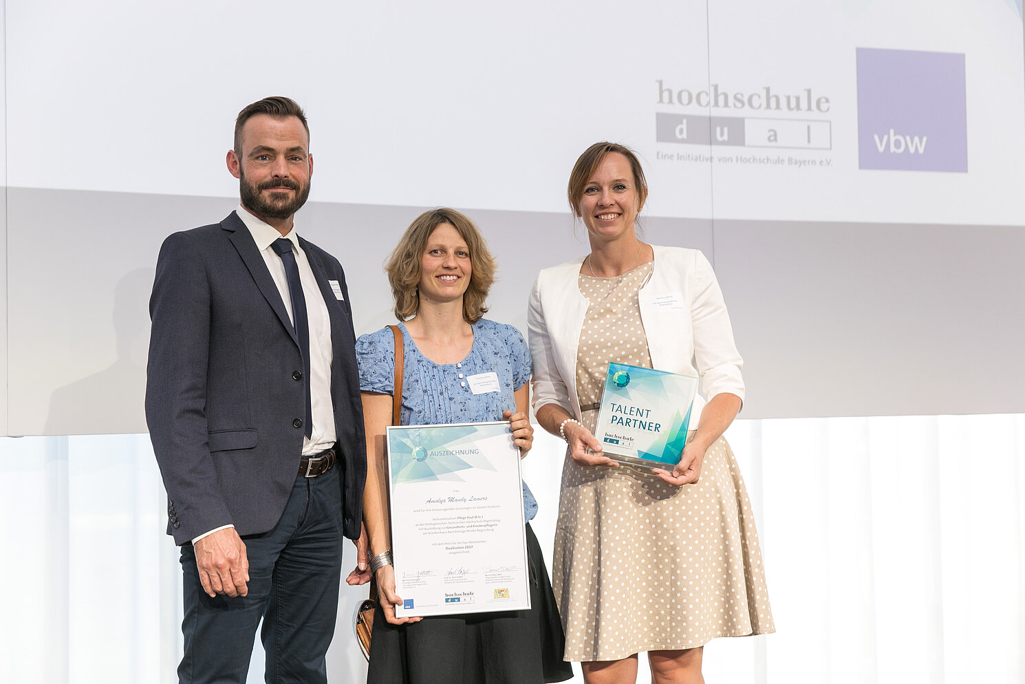 Preisträgerin Amalya Lamers mit Unternehmensvertreter Andreas Karl und Barbara Zollner (beide Krankenhaus  Barmherzige Brüder Regensburg)