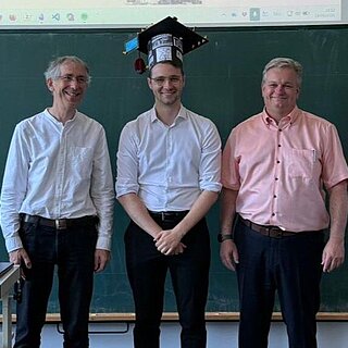 Tobias Lehrer mit Doktorhut nach seiner Disputation Foto: Katharina Eichenseer