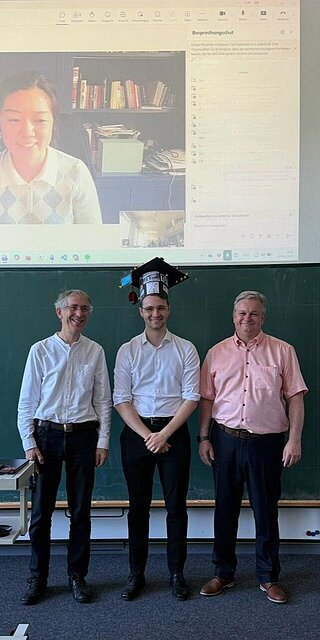 Tobias Lehrer mit Doktorhut nach seiner Disputation Foto: Katharina Eichenseer