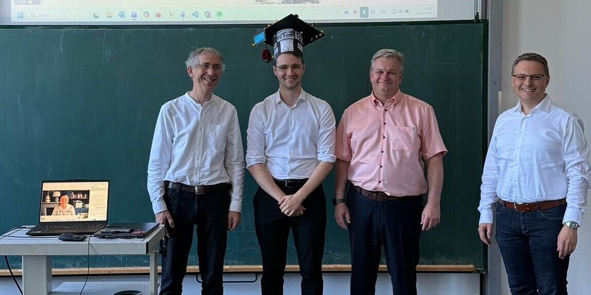 Tobias Lehrer mit Doktorhut nach seiner Disputation Foto: Katharina Eichenseer