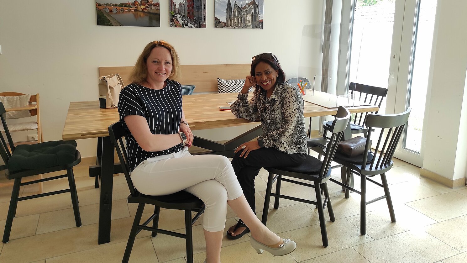 Prof. Dr. Vishanthie Sewpaul (rechts) informierte sich bei Dipl.-Sozialpäd. (FH) Inga Ehrenberg über ein „Community Social Work Projekt“ im Stadtteilbüro Süd. Foto: Prof. Dr. Irmgard Schroll-Decker