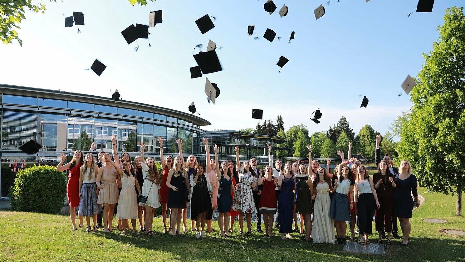 Geschafft. Die Absolventinnen und Absolventen des Studiengangs International Relations and Management feiern ihren erfolgreichen Abschluss. 