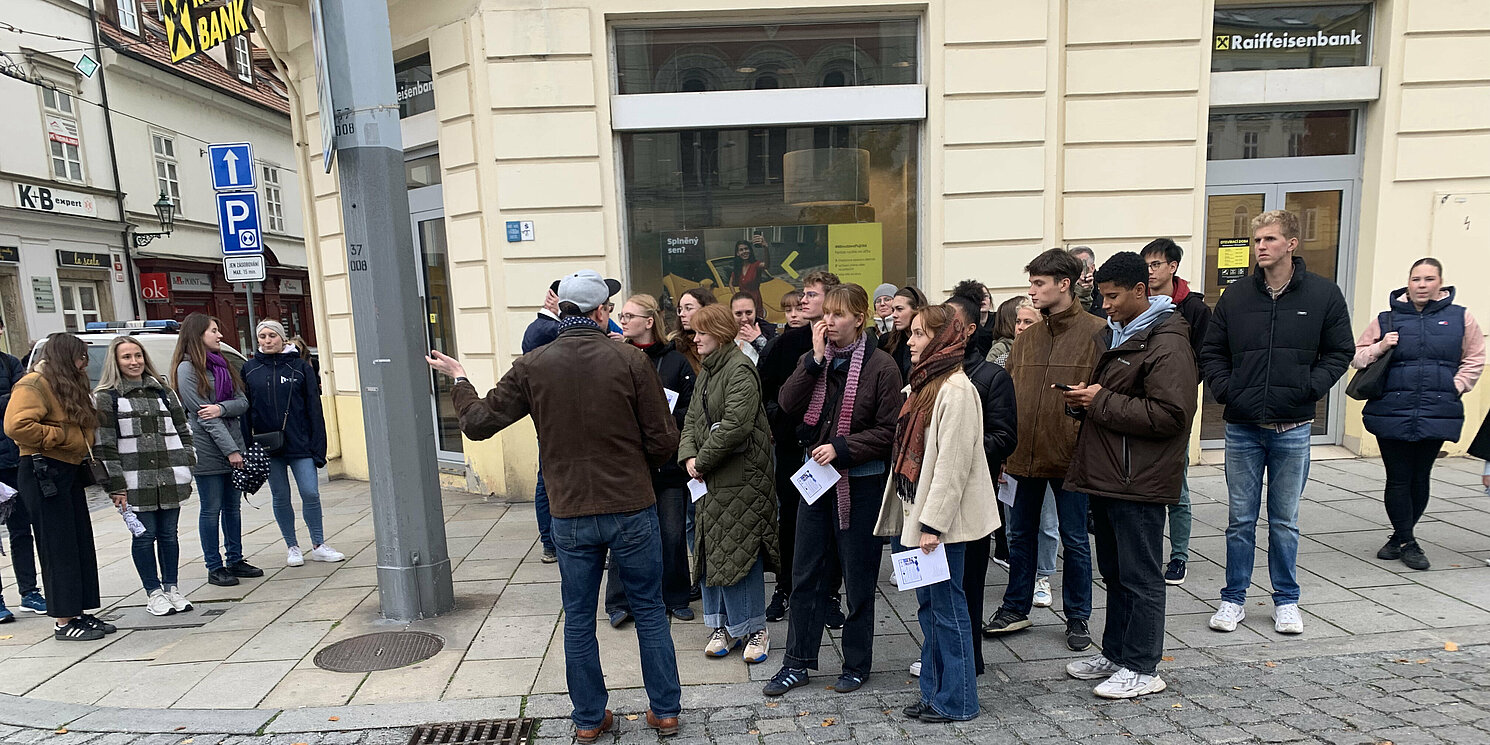 Eine Gruppe Studierender bei einer Stadtführung durch Pilsen. 