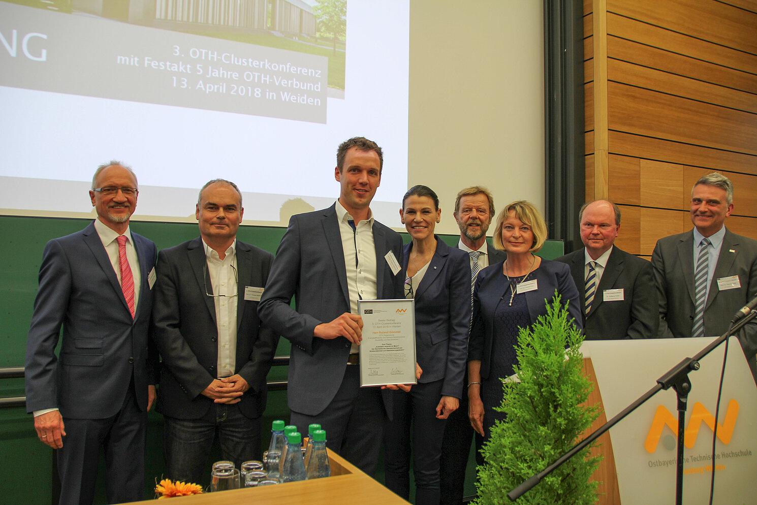 Roland Gömmel, Forschungsassistent der OTH Regensburg, erhält die Auszeichnung für seinen Vortrag im Rahmen der OTH-Clusterkonferenz. Fotos: OTH Amberg-Weiden