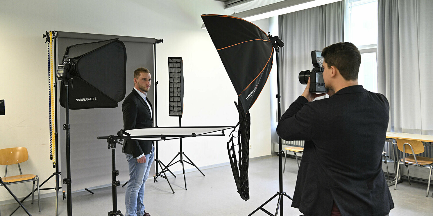 Ein Mann wird profesionell fotografiert.