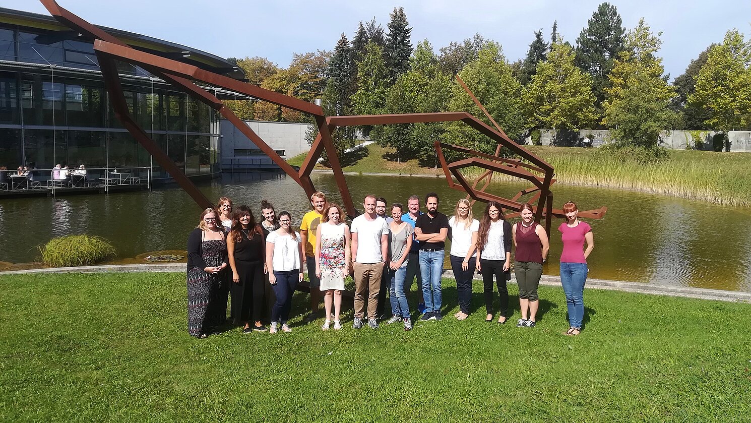 Die neue Studiengruppe des berufsbegleitenden Masterstudiengangs Leitung und Kommunikationsmanagement an ihrem ersten Tag an der OTH Regensburg.