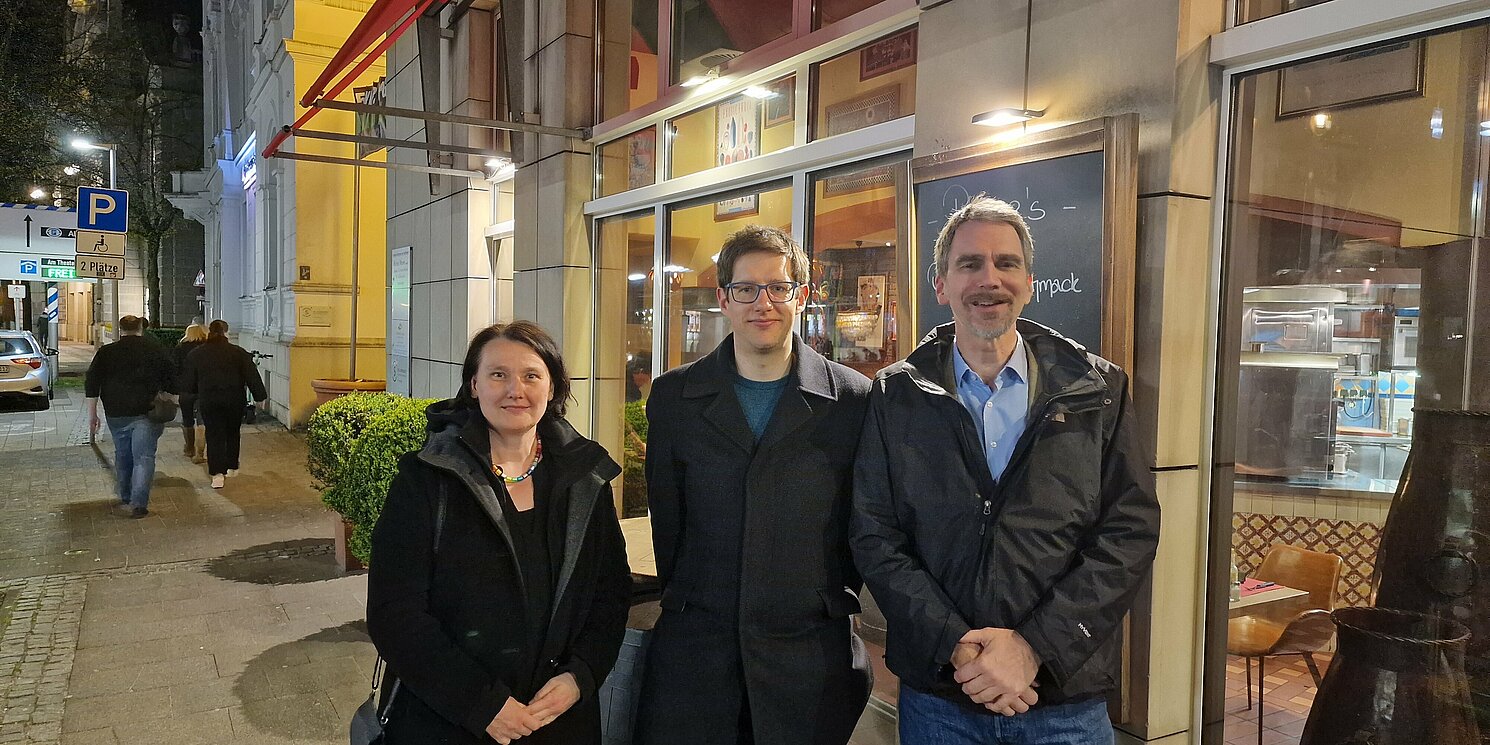 Johannes Höcherl mit Prof. Dr. Britta Wrede und Prof. Dr. Thomas Schlegl, die seine Promotion betreuten. 