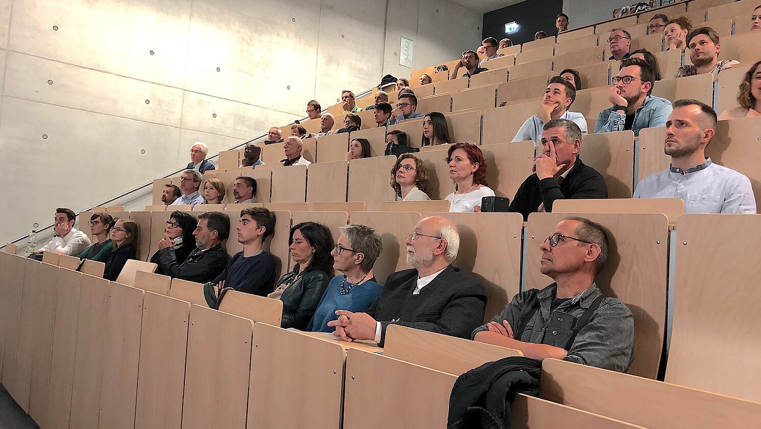 Viele Studierende, dazu Verwandte, Freundinnen und Freunde sowie andere Interessierte lockte das Thema „Wasserversorgung in Senegal“ in den Hörsaal G001 der OTH Regensburg. 