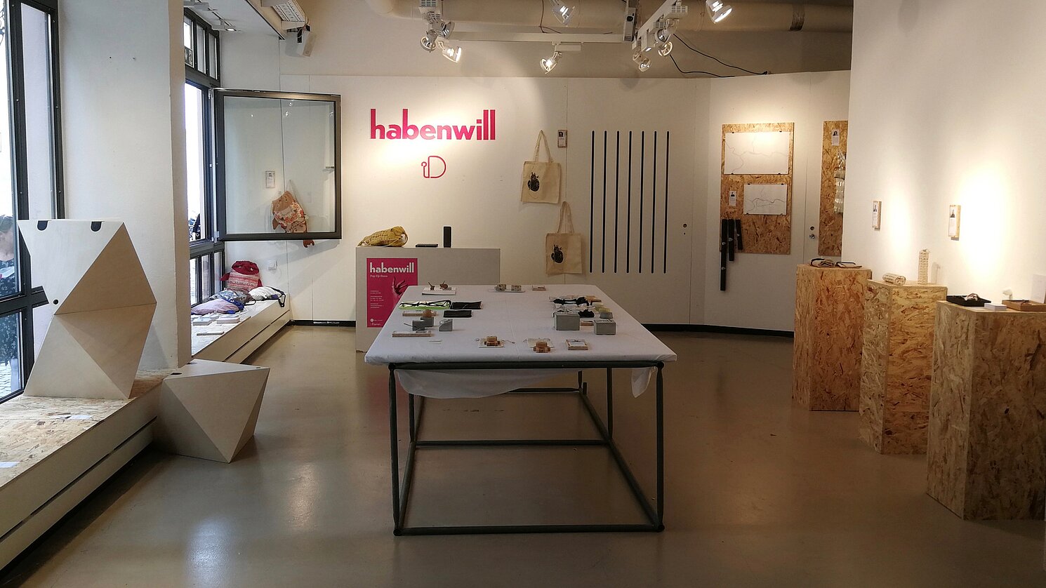 Vom 24. Mai bis zum 22. Juni 2019 konnten Studierende des Studiengangs Industriedesign der OTH Regensburg ihre Produkte im Degginger-Haus präsentieren und verkaufen. 