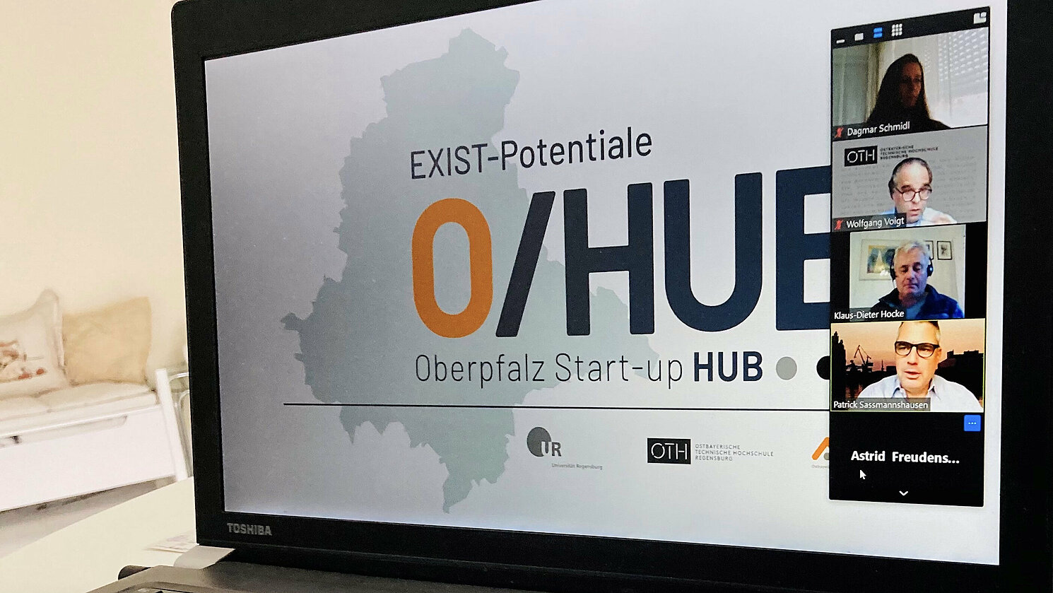 Der Hochschulgründertag der OTH Regensburg wurde 2020 erstmals online und im Rahmen des Verbundprojekts O/HUB, dem neuen Start-up HUB der Hochschulen in der Oberpfalz gemeinsam mit der Universität Regensburg und der OTH Amberg-Weiden, durchgeführt.