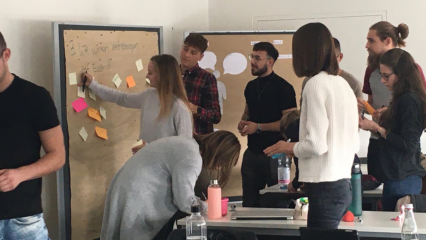 Nach einer kurzen Einführung lernten die Studierenden die drei Prinzipien des Design Thinking-Prozesses praktisch kennen.