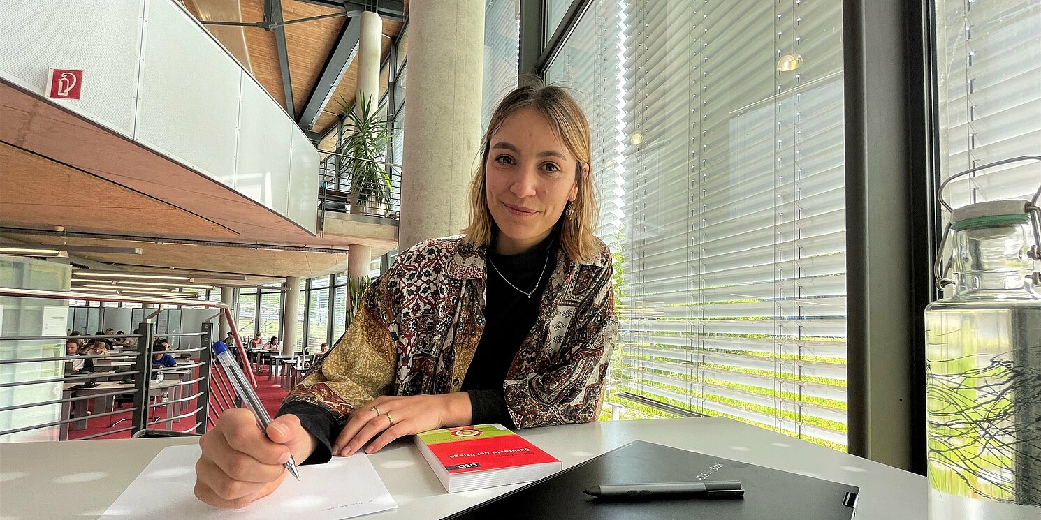 Marie Gräbedünkel hat sich nach der Ausbildung für ein zusätzliches Pflege-Studium an der OTH Regensburg entschieden. Foto: Simone Grebler/OTH Regensburg