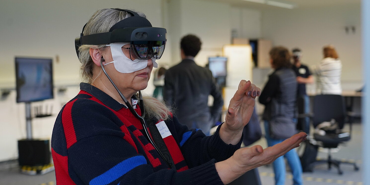 Eine Frau trägt eine VR-Brille.