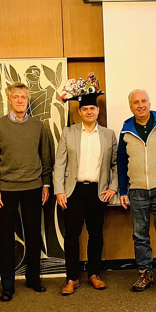 Florian Hauser (Mitte) mit Prof. Dr. Klaus Stiller (UR), Prof. Dr. Dr. h.c. Hans Gruber, Prof. Dr. Jürgen Mottok (OTH Regensburg) sowie Prof. Dr. Gesine Dreisbach (UR). Foto: Lisa Grabinger