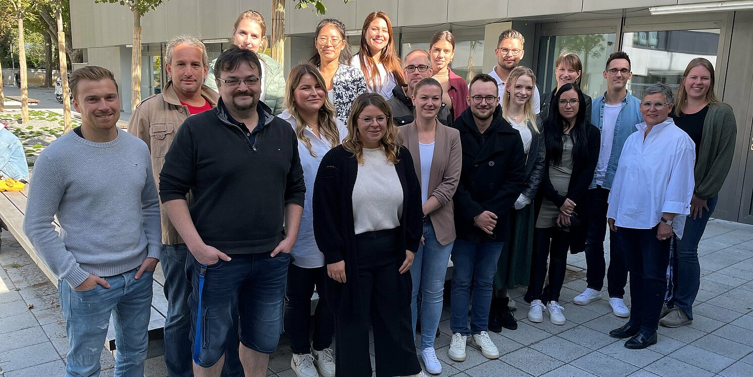 Ein Gruppenfoto mit den Studienanfängerinnen und -anfängern draußen auf dem Campus der OTH Regensburg