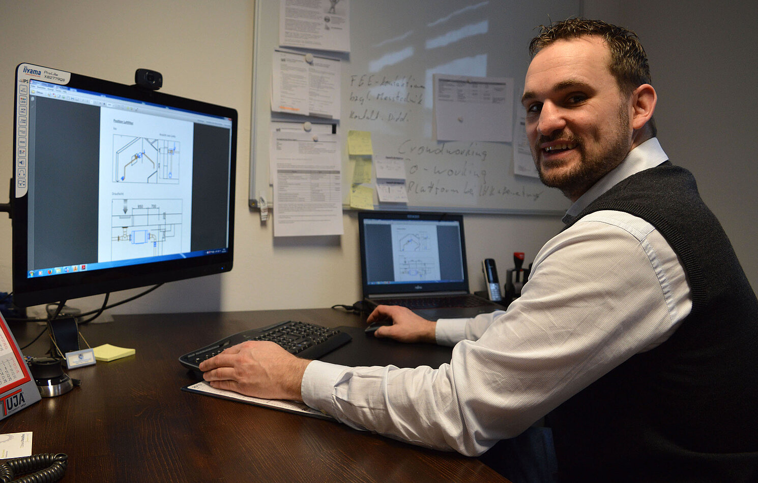 Helmut Lippert in seinem CAD-Büro an der Prüfeninger Straße. Foto: OTH Regensburg