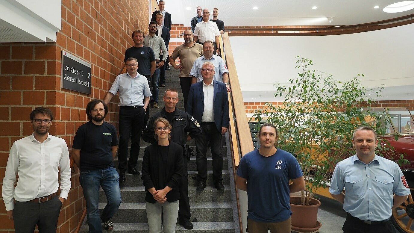 Die Teilnehmenden des zweiten Workshops am 28. Juli 2021 an der Staatlichen Feuerwehrschule Regensburg in Lappersdorf.