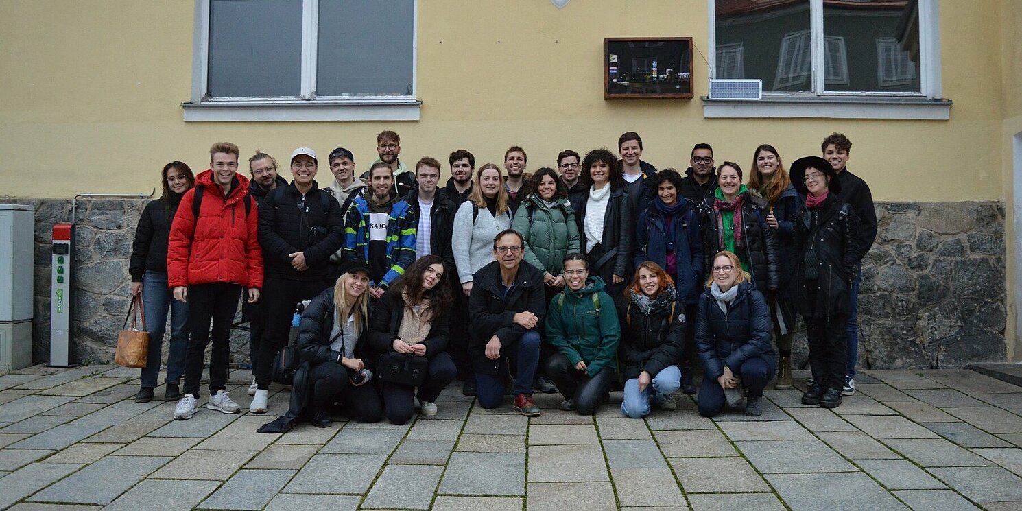 Gruppenfoto vor einem Haus.