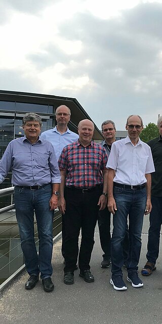 Die Alumni-Gruppe mit Prof. Dr. Rainer Holmer (links) und Prof. Dr. Heiko Unold (rechts)