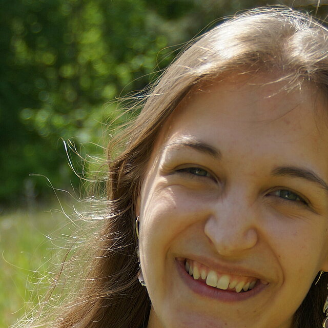 Portrait Junge Frau mit Wald/Wiese Hintergrund 