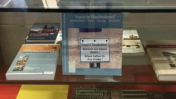 Interessierte finden in der Teilbibliothek Prüfeninger Straße der OTH Regensburg eine Auswahl themenbezogener Literatur.