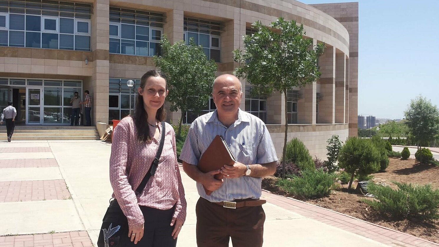 „International Talks“ mit Prof. Dr. Kristin Sonnenberg, Evangelische Hochschule Rheinland-Westfalen-Lippe und Prof. Dr. Luqman vor der Universität in Sulaimania.