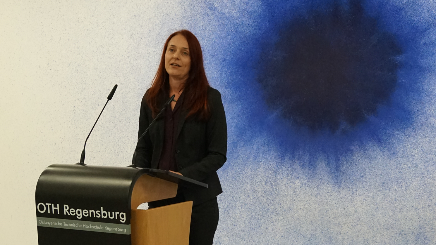 Prof. Dr. Martina Ortner holte die Wanderausstellung an die OTH Regensburg. 