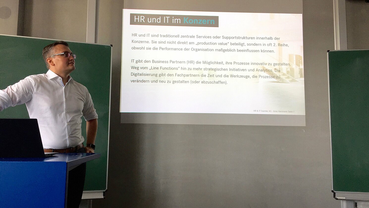 Arne Herrmann steuert bei Daimler derzeit die Entwicklung einer „Mitarbeiter-App“. Im Juni 2018 war er mit einem Vortrag an der Fakultät Betriebswirtschaft der OTH Regensburg zu Gast. 
